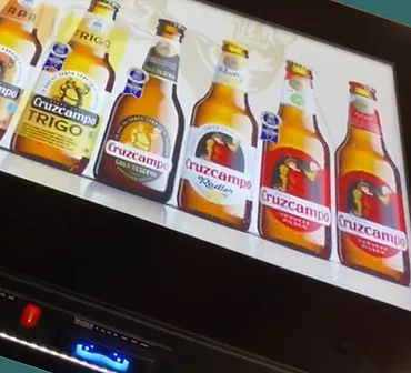 Reklame for 6 forskellige øl i flaske vises på 43" digital touch skærm. set fra oven